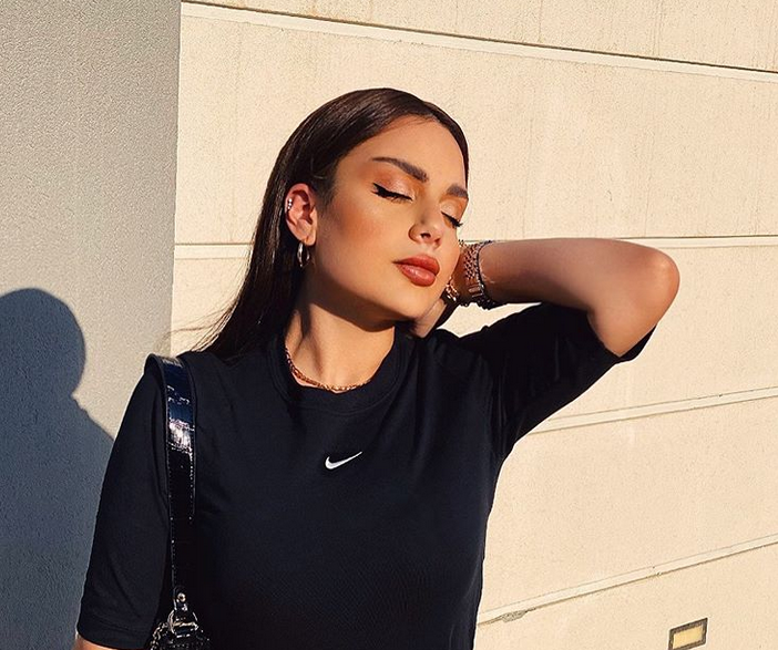 بالصور – ابنة هيفاء وهبي تقدّم دروساً في الموضة وهذا سعر قميصها