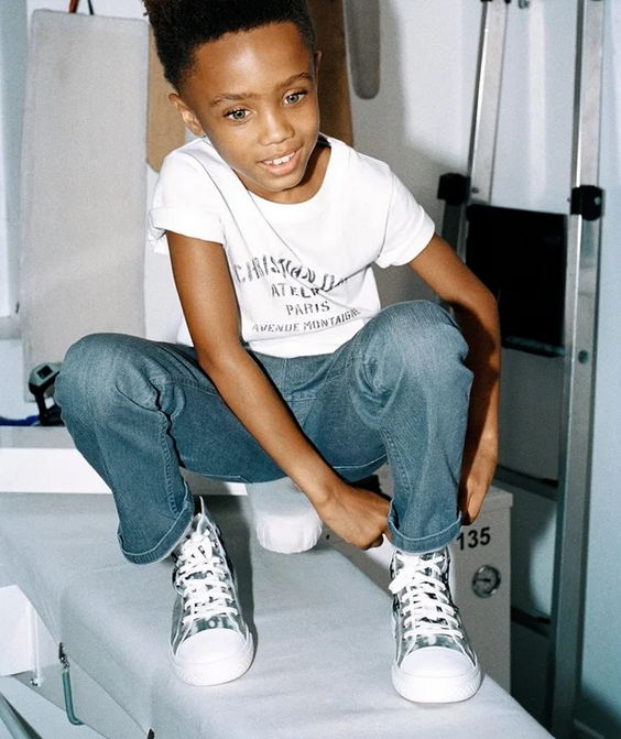 هل عاد طفلك إلى المدرسة؟ Dior تفي بوعدها وتهديه هذا الحذاء