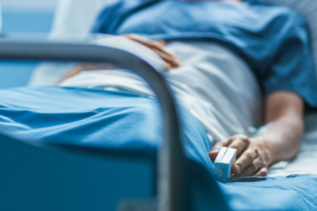 وفاة صحافي سعودي بارز بسبب كورونا