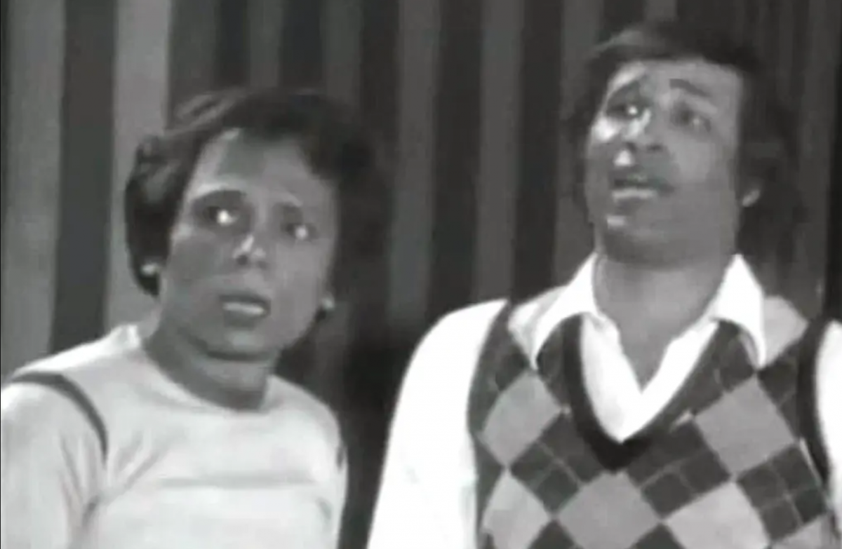 صورة نادرة لأبطال مسرحية 