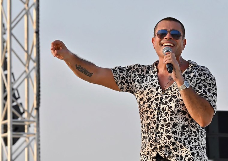 بالصورة – عمرو دياب يطلق العطر الأول باسمه