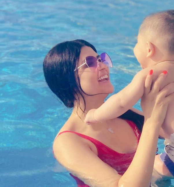 الصور الأولى لطفل سلمى رشيد تسلّط الضوء على جماله