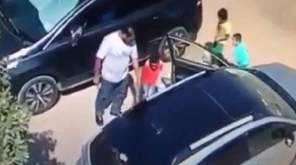 في وضح النهار وفي الشارع سائق مصري يعتدي على طفل على مرأى من رفيقيه