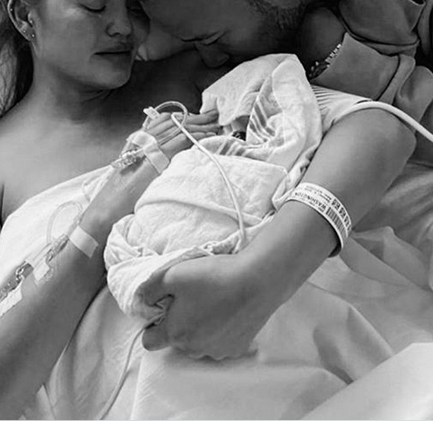 بصور مؤثرة – زوجة فنان شهير تعلن وفاة طفلهما بعد ولادته