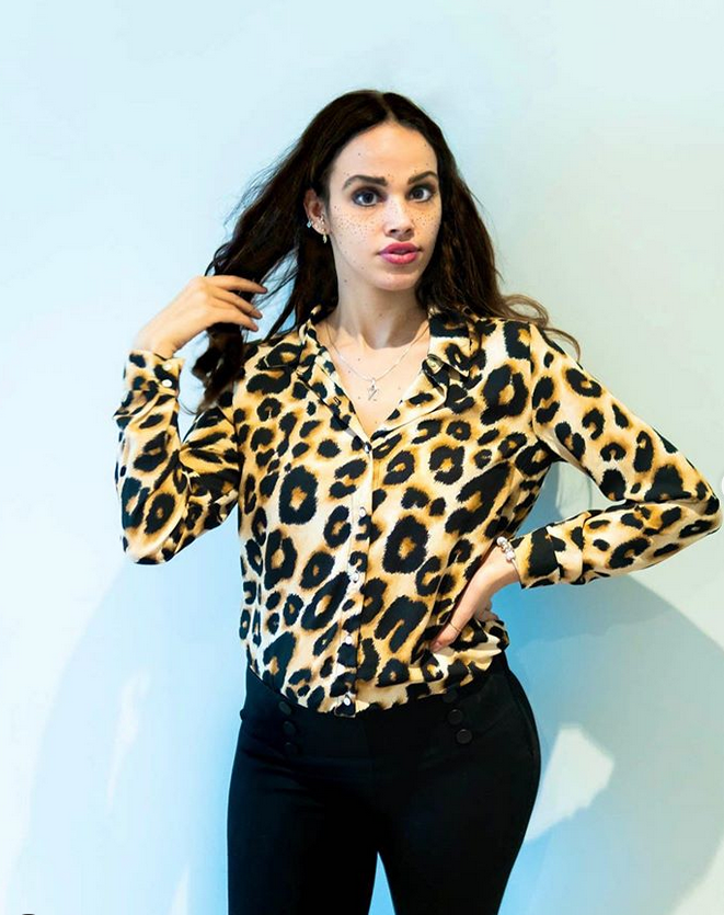 بالصورة – سعر قميص نور عمرو دياب بنقشة الفهد يثير الاهتمام