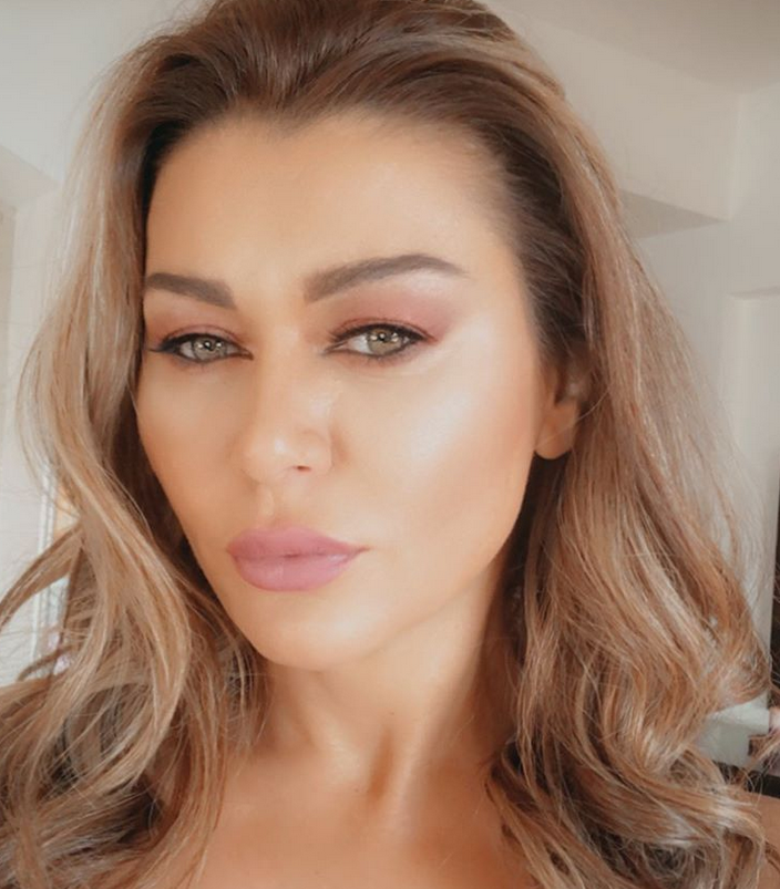 بالفيديو – نادين الراسي تبكي بسبب بُعد ولديها وتكشف موعد زواجها