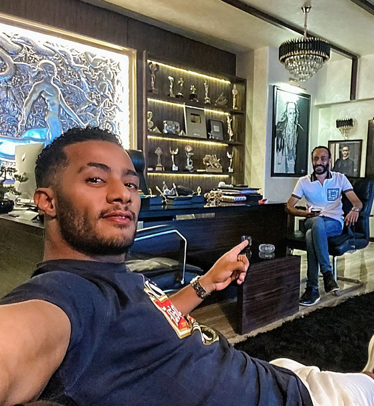 بالفيديو – محمد رمضان يتعرّض للسخرية بسبب ما كشفه عن خواتمه باهظة الثمن