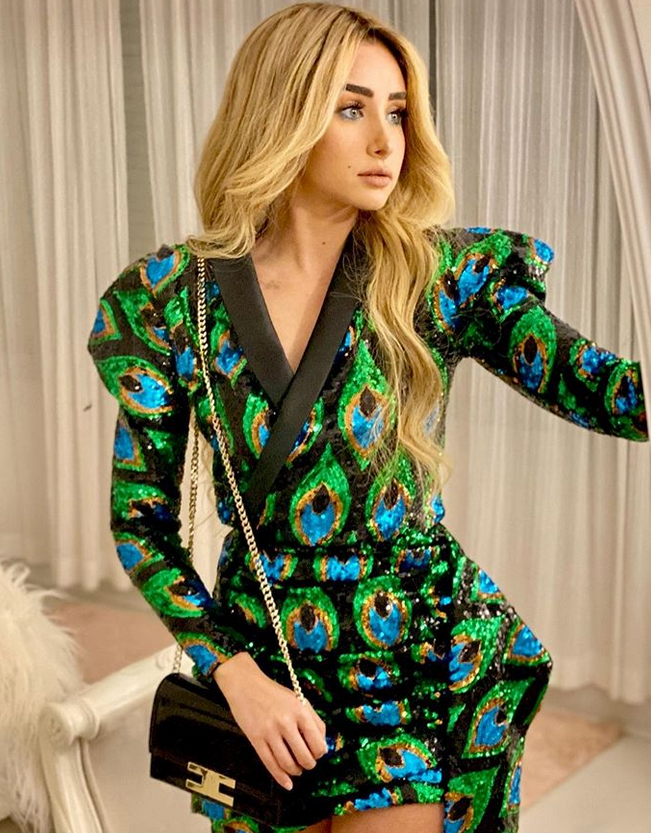 بالصور – إليك سعر فستان هنا الزاهد القصير  بنقشة ريش الطاووس