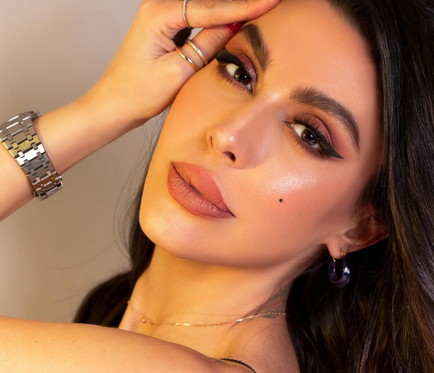 بالفيديو – نظّارات ليلى إسكندر الغريبة تشغل الجمهور... هل بالغت فعلاً؟