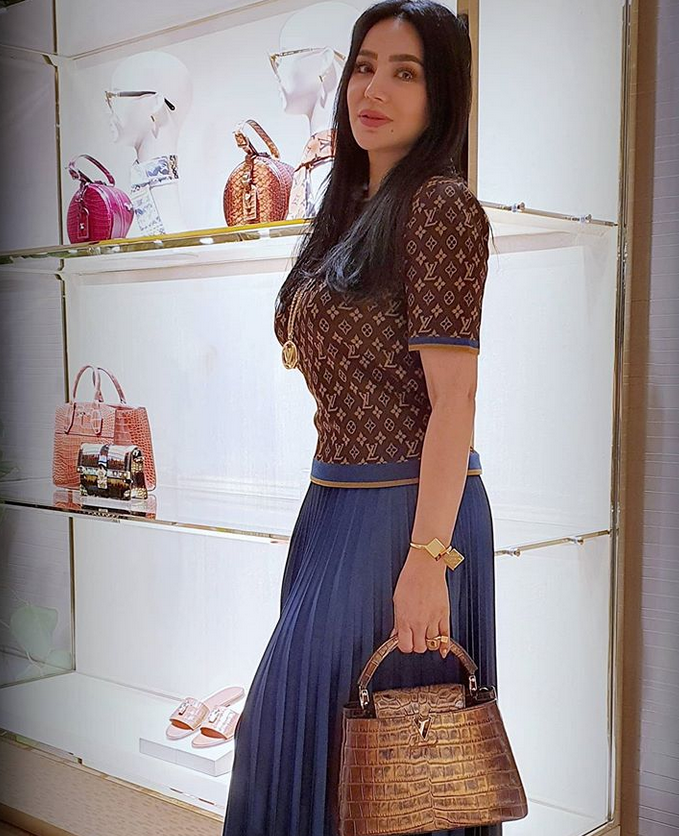 بالصورة – لجين عمران بإطلالة من Louis Vuitton وسعر كنزتها مثير للاهتمام