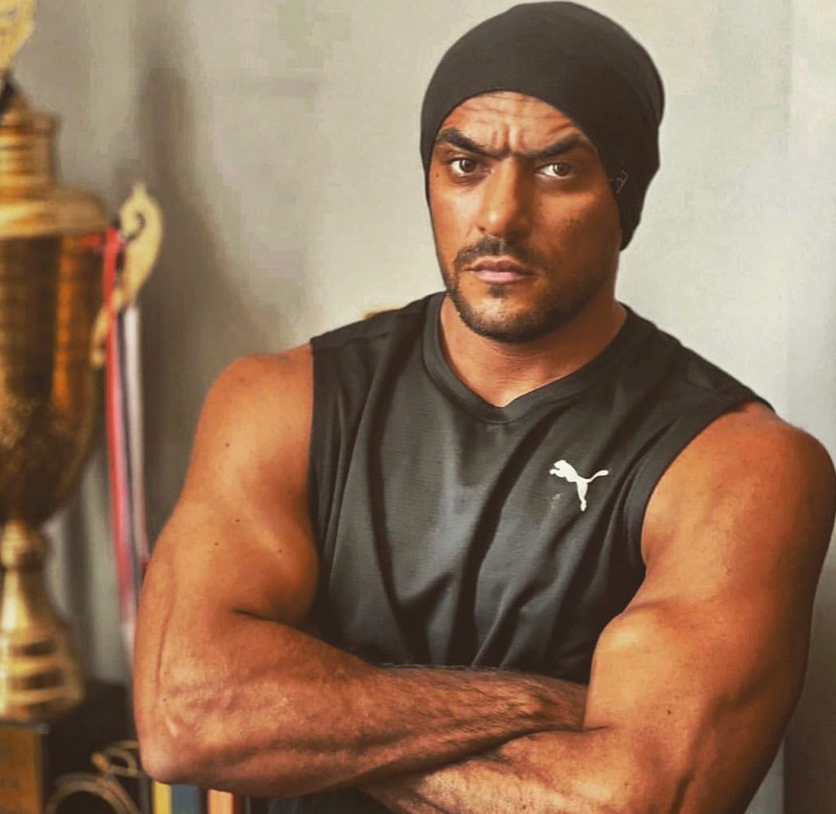 يالفيديو –لهذا السبب الجمهور يسخر من أحمد العوضي أثناء حضوره جنازة محمود ياسين