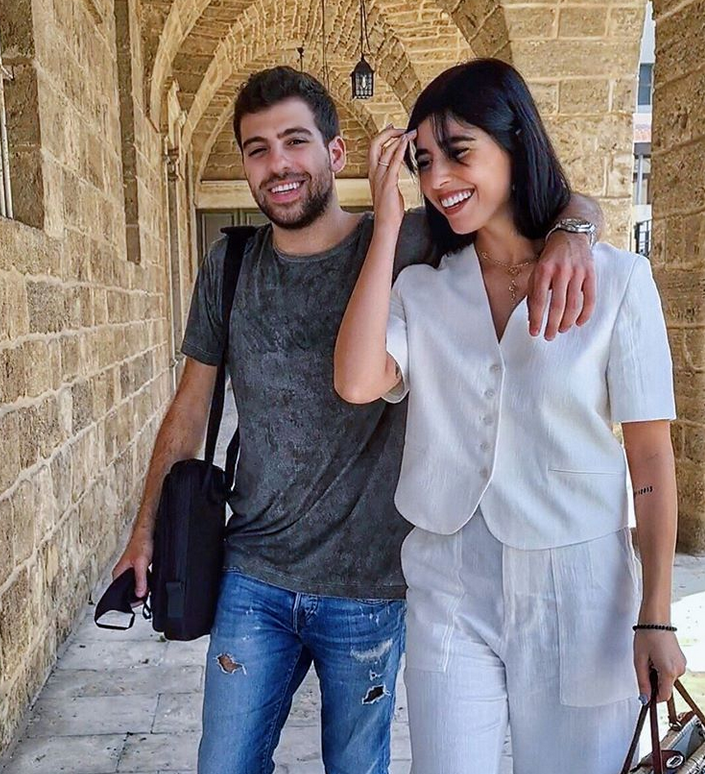 بصورة من داخل المصعد... زوج زينة مكي يجذب الاهتمام برومانسيته
