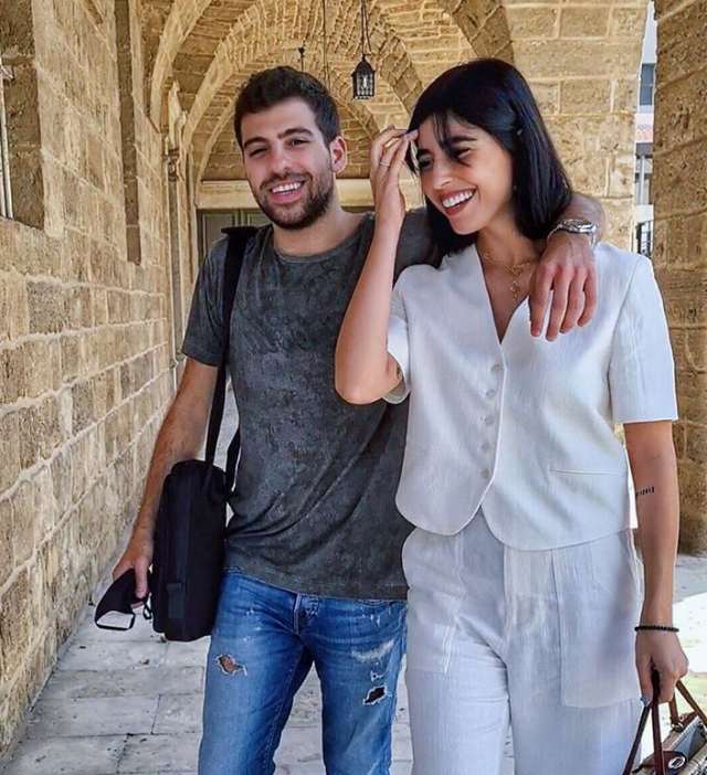 بصورة من داخل المصعد... زوج زينة مكي يجذب الاهتمام برومانسيته