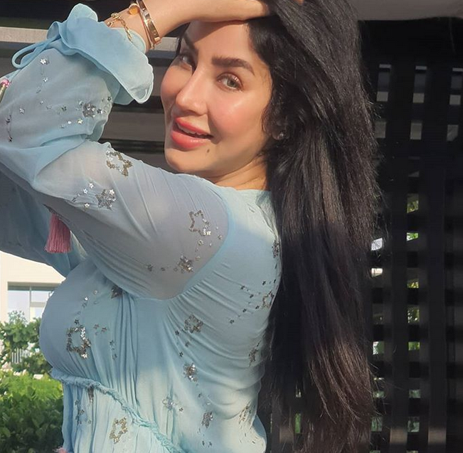 بالصورة – بين الإعجاب والانتقاد... ما قصّة كمّامة لجين عمران ذات التصميم الغريب؟