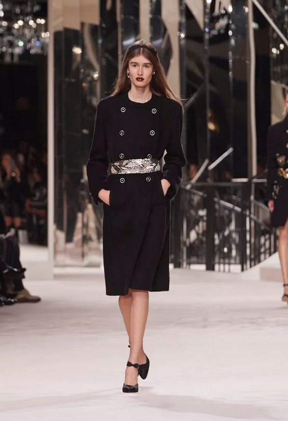 معطف الجدّات يعود إلى الظهور بكامل أناقته في خريف وشتاء 2020 -2021