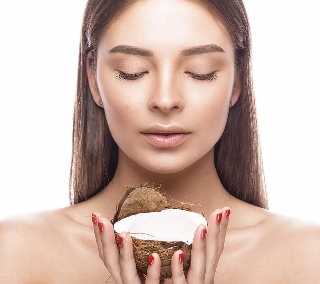 رغم فوائده الكثيرة لا تطبقي زيت جوز الهند على بشرة وجهك