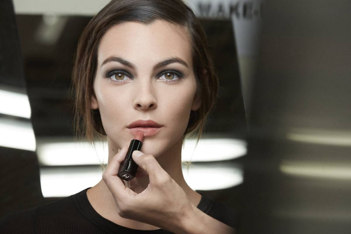 خطوة خطوة الى مكياج العارضات في عرض شانيل لربيع وصيف ٢٠٢١