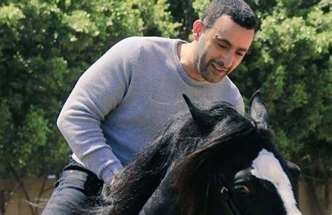 بالفيديو - أحمد السقا يظهر براعته في ركوب الخيل وسط خوف زملائه