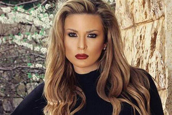 بالفيديو - باميلا الكيك تتعرض لحادث وكسر في رجلها يمنعها من العمل