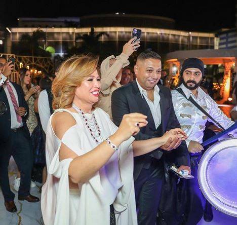 بالصور - بعد حفل زفاف شقيقها... إلهام شاهين تعتذر من هؤلاء