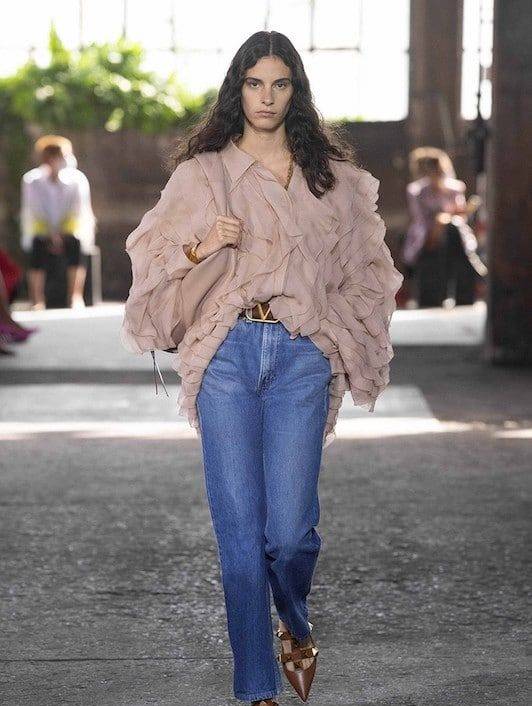 دار Valentino تستعيد سروال دونيم السبعينيات بأسلوب عصري لا يُضاهى