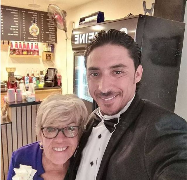 بالفيديو – شاب مصري يدافع عن حبّه لعجوز في الثمانين والجمهور يسخر منه