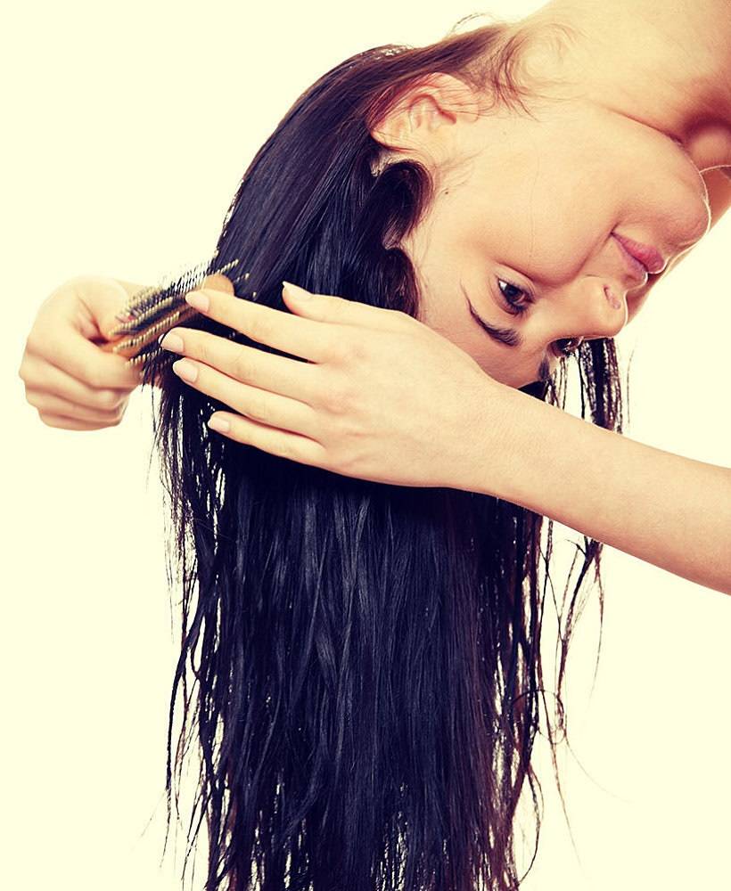 هل تسرّحين شعرك وهو مبلل؟ إذاً أنت تؤذينه