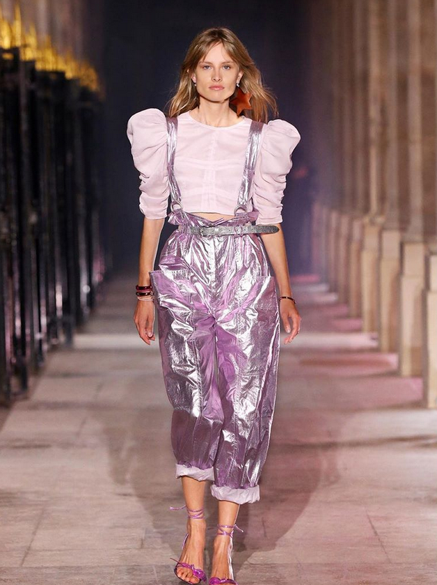 السروال الواسع ظهر على كل المنصات... كيف تنسقينه مع إطلالاتك؟