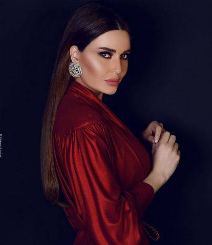 مشادة كلامية بين سيرين عبد النور ومتابعة هاجمتها وأجبرتها على الردّ