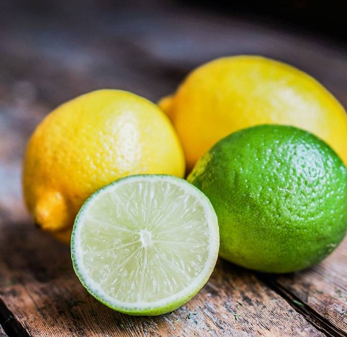 إليك طريقة استخراج أكبر كمية من العصير من الليمون القاسي