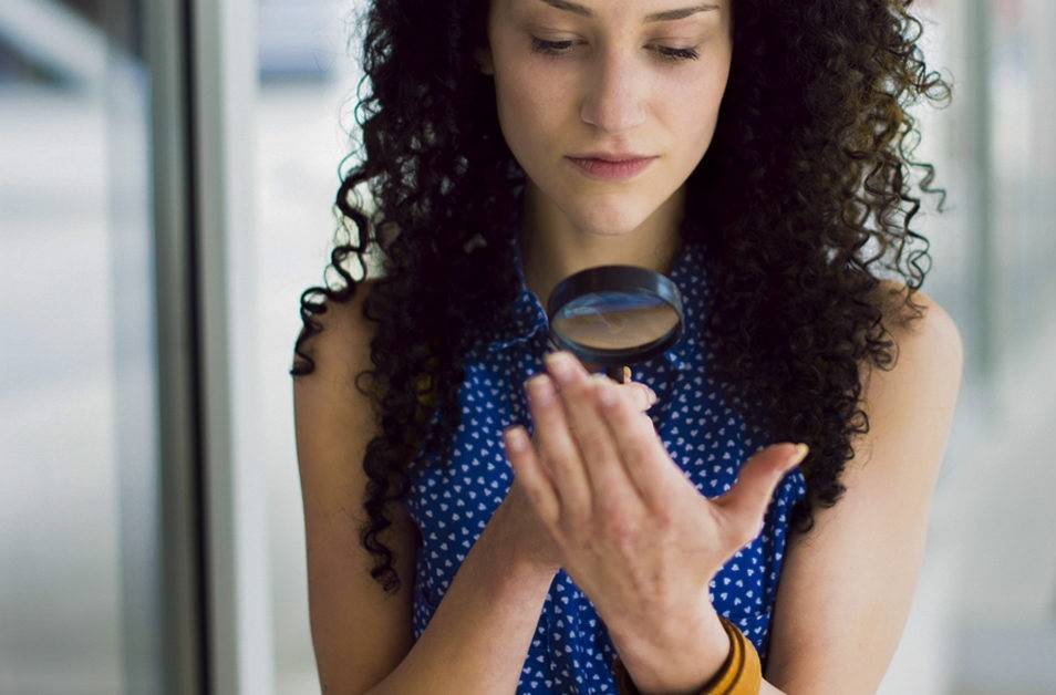 هل تظهر البقع الحمراء على طول أصابعك؟ إليك ما يكشفه هذا عن صحتك