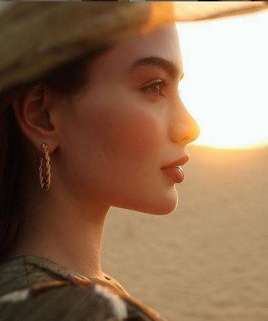 بالصور - روان تتجاهل تهمة تمزيق ملابس طليقها بجاكيت خاص