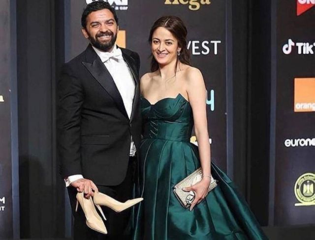 بعد حمله حذاءها... زوج ابنة نجلاء فتحي يرد على الانتقادات