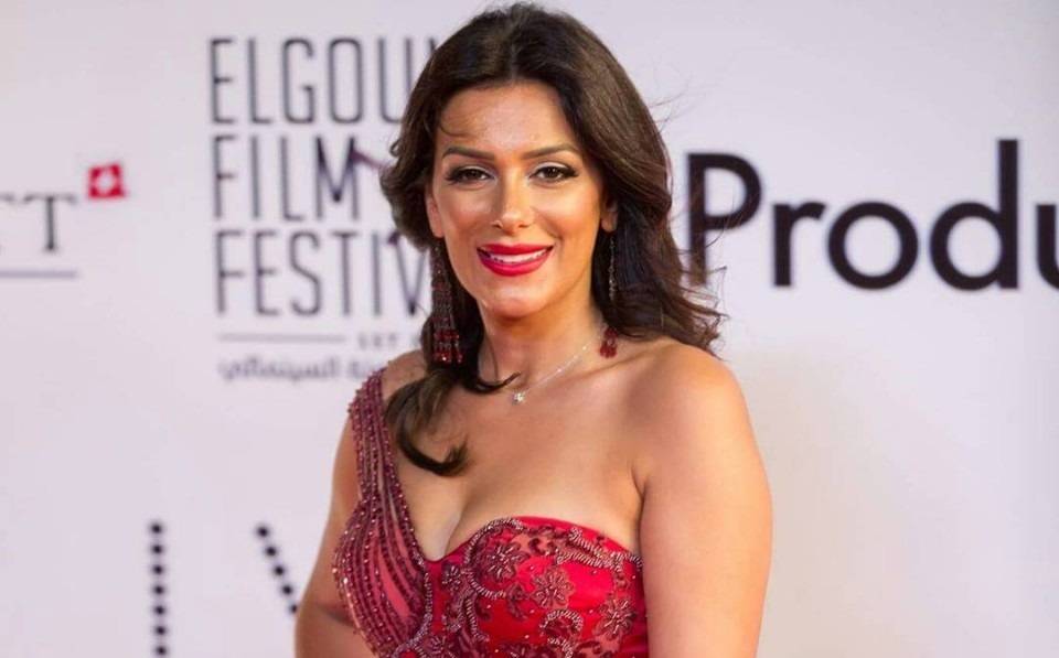 بالفيديو - هذا ما فعله فيروس كورونا مع إنجي المقدّم وابنتها