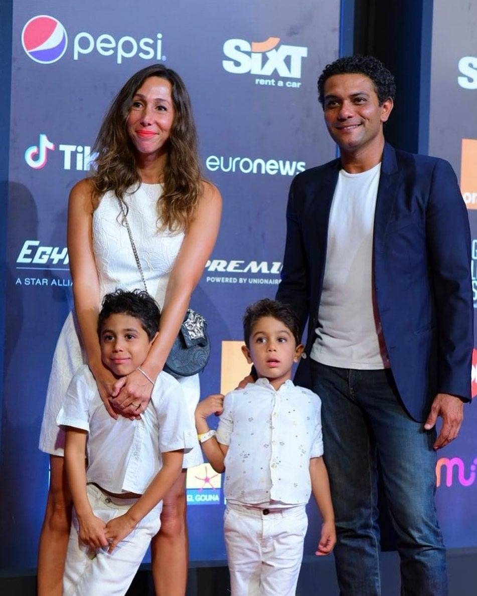 بالفيديو - آسر ياسين يسرق جوائز مهرجان الجونة لهذا السبب