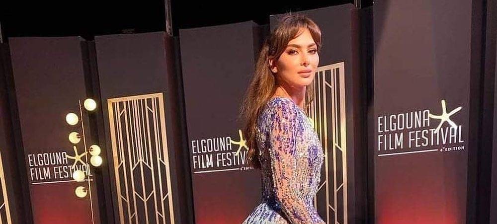 بالفيديو - ستيفاني صليبا تكشف سراً عن فستانها في الجونة