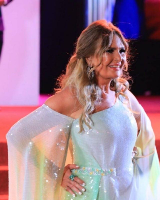 بالفيديو - يسرا تروي للمرة الأولى أسرار علاقتها بوالدها وزوجته ولهذا كاد أن يقتلها