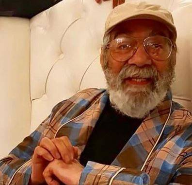 بالفيديو والصور - نجوم مصر بالكمامة والنظارات في عزاء محمود ياسين.. شهيرة مصدومة وصابرين منهارة