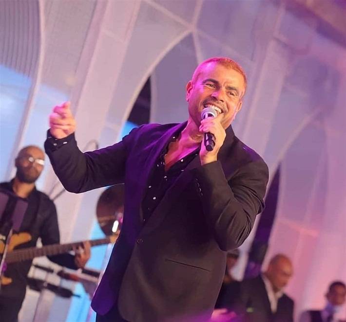 بالصور - بشعر أصفر.. عمرو دياب يشعل مواقع التواصل بـ