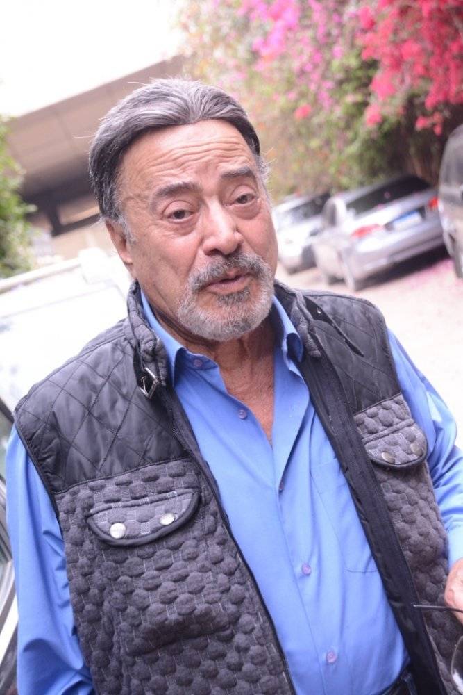 بعد أنباء عدم مقدرته على الحركة.. ظهور يوسف شعبان في عزاء محمود ياسين