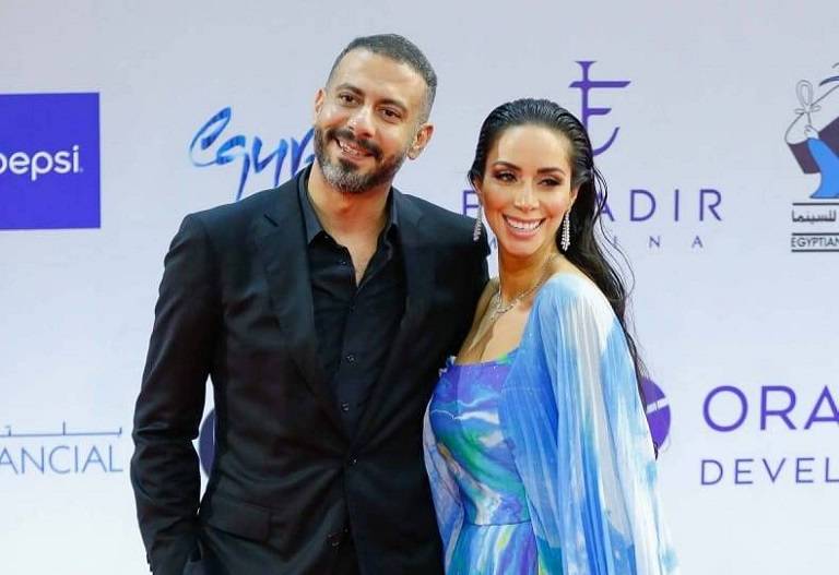 بالفيديو - محمد فراج وخطيبته يوضحان قصة خلافهما على السجادة الحمراء