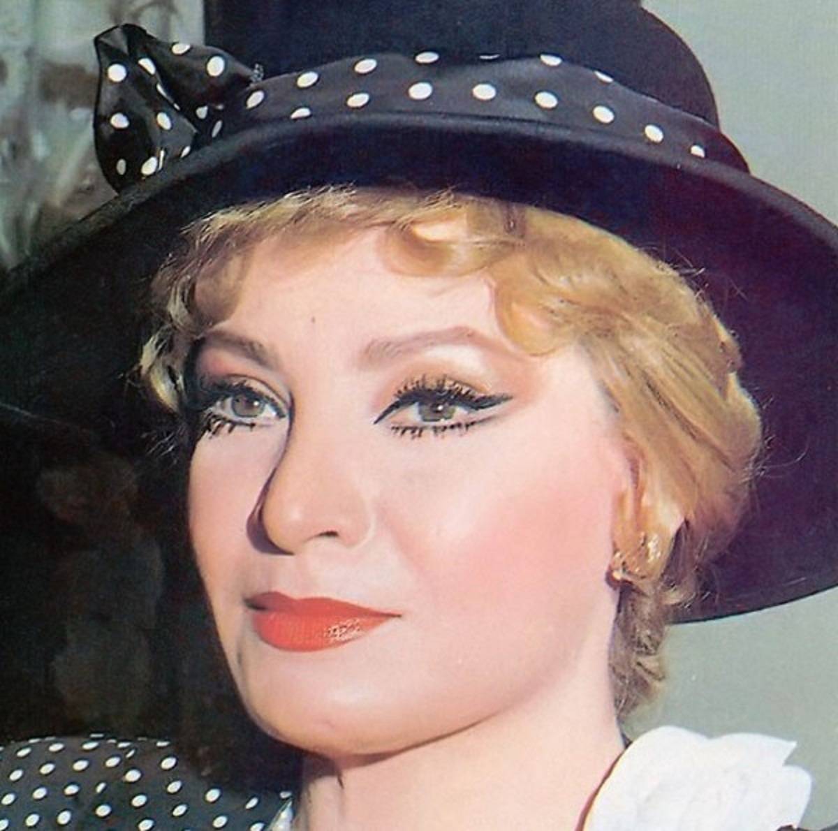 الموت يفجع الفنانة صفية العمري