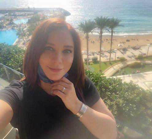 سلاف فواخرجي تغيّر شكلها تماماً في صور عفوية مع ابنها