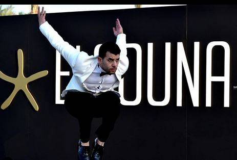 رامز أمير يردّ بصورة وتعليق جريء على منتقدي حركاته في الجونة