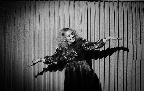 بالفيديو - أديل تسخر من شكلها الجديد بعد خسارة وزنها الزائد