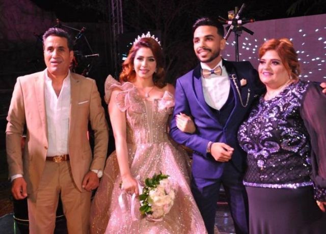 أحمد شيبة وزوجته مع نجلتهما وعريسها