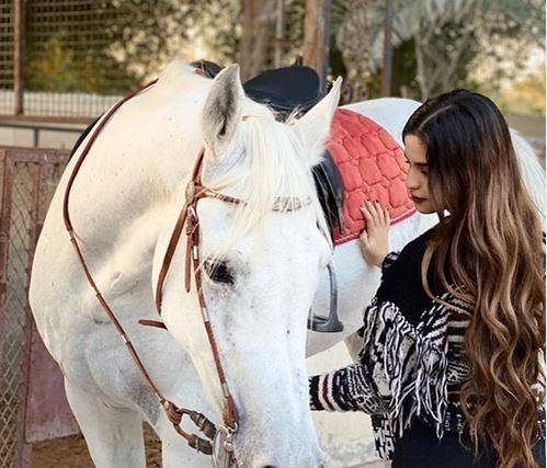 بالصور - هل تناسب هذه الاطلالة سنّ حلا الترك؟