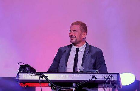 عمرو دياب حديث السوشيال ميديا بسبب فيديو عفوي.. والشاعر يرد