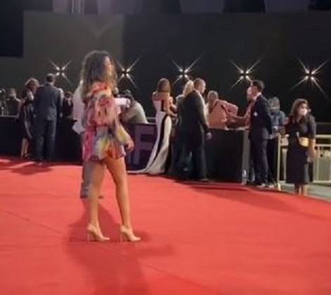 فنانة تونسية تُحدث ضجة بملابسها الفاضحة... والجمهور يسأل: 