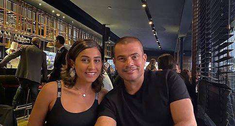 بالفيديو - دينا الشربيني تتسبب في بكاء معجبة وتظهر مع عمرو دياب بلوك مختلف